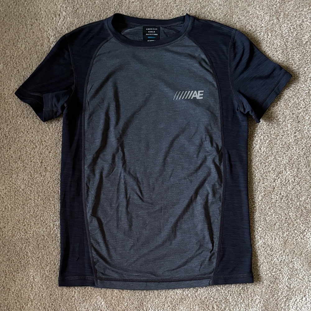 American Eagle Outfitters Men's Black and Gray Small Tee